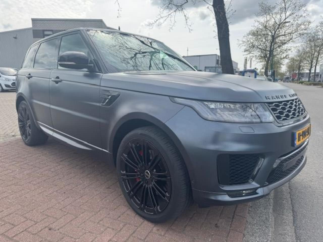 Land Rover Range Rover Sport - 2.0 P400e HSE Dynamic SVO Grey Airco/ECC,Leder,Navi,Pano Geheel dealeronderhouden - AutoWereld.nl