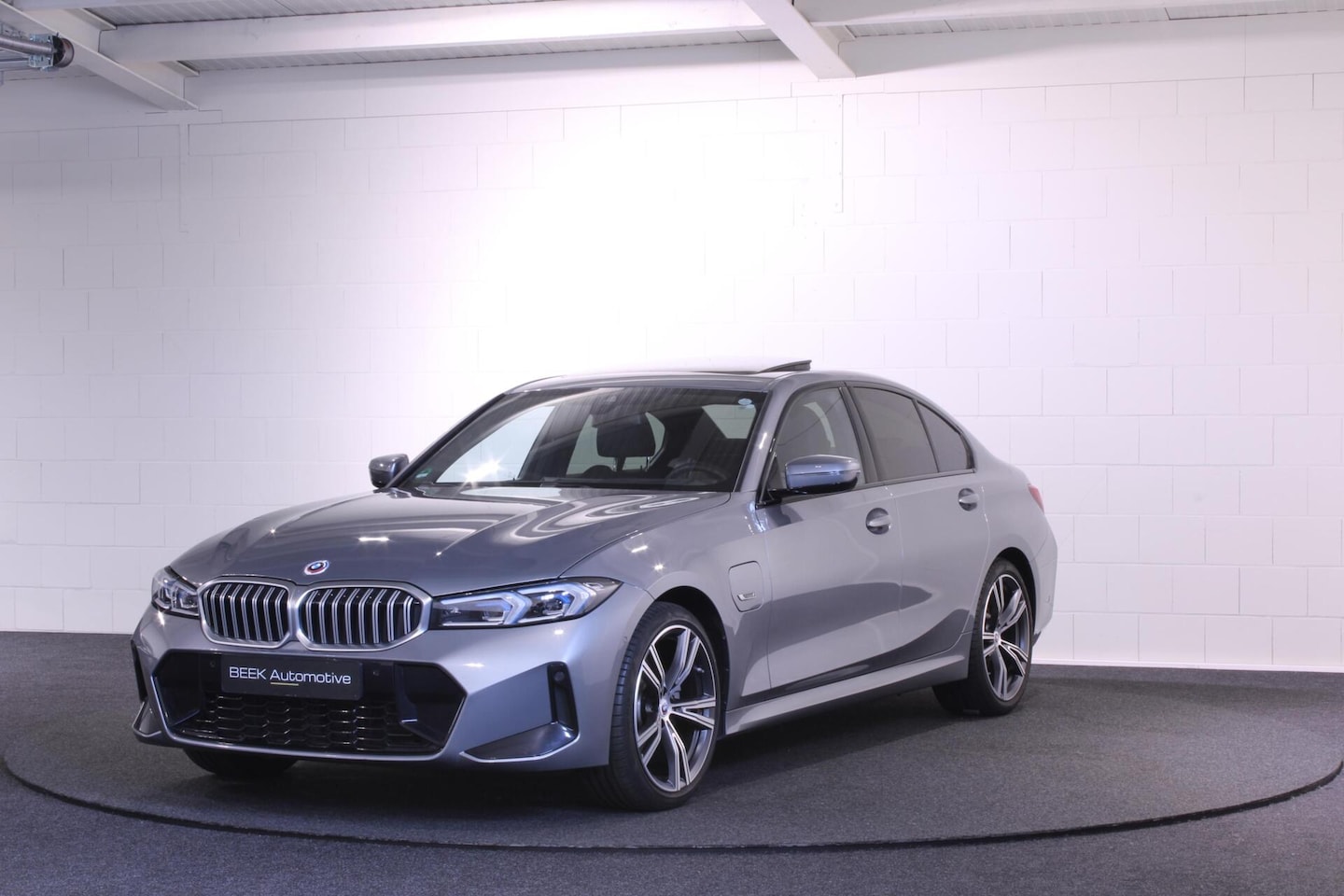 BMW 3-serie - 320e | M Sport | H/K | PANO | INDIVIDUAL | TREKHAAK - AutoWereld.nl