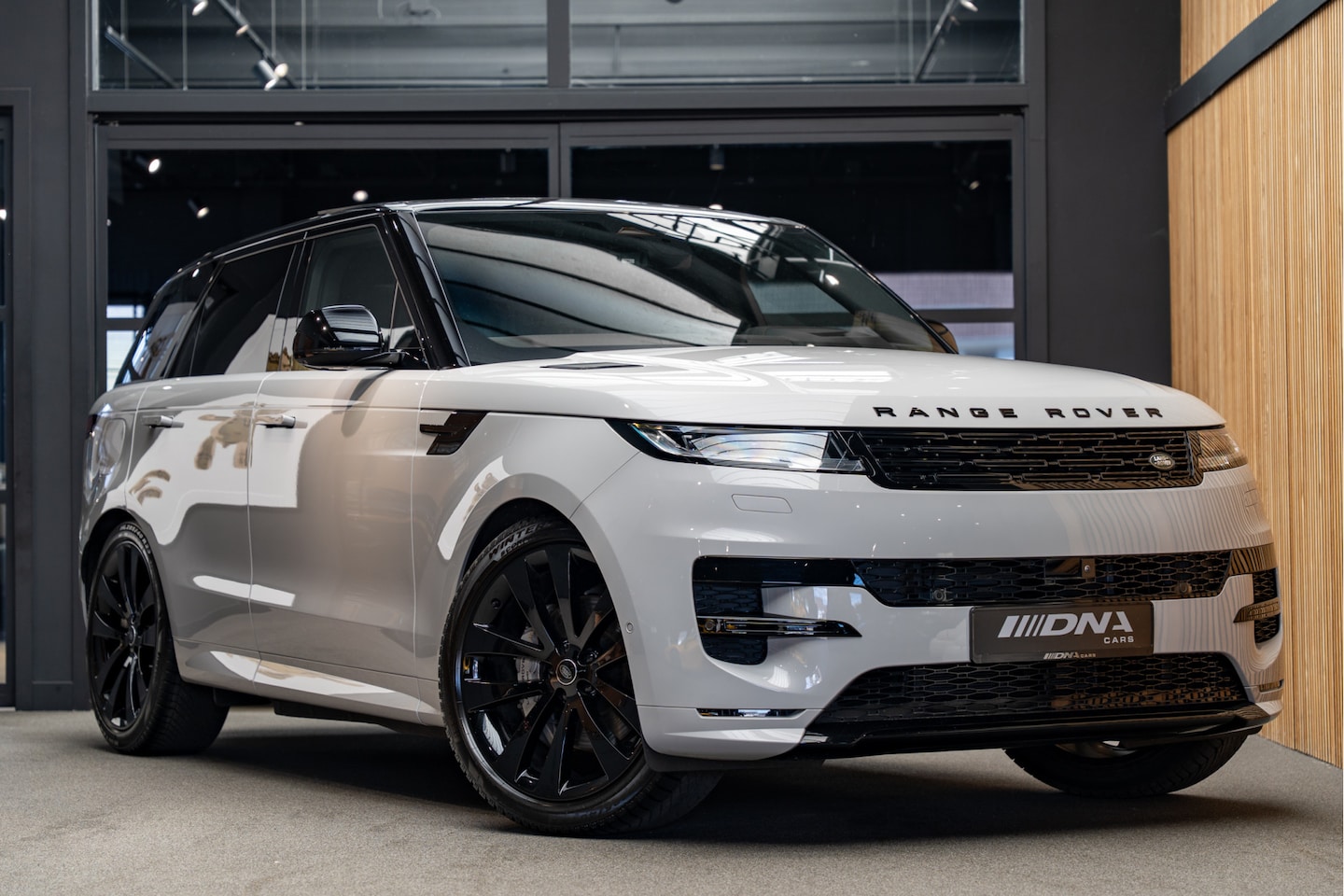 Land Rover Range Rover Sport - P460e Dynamic HSE Koelbox Pano Trekhaak 3.0 P460e Dynamic HSE PHEV - AutoWereld.nl