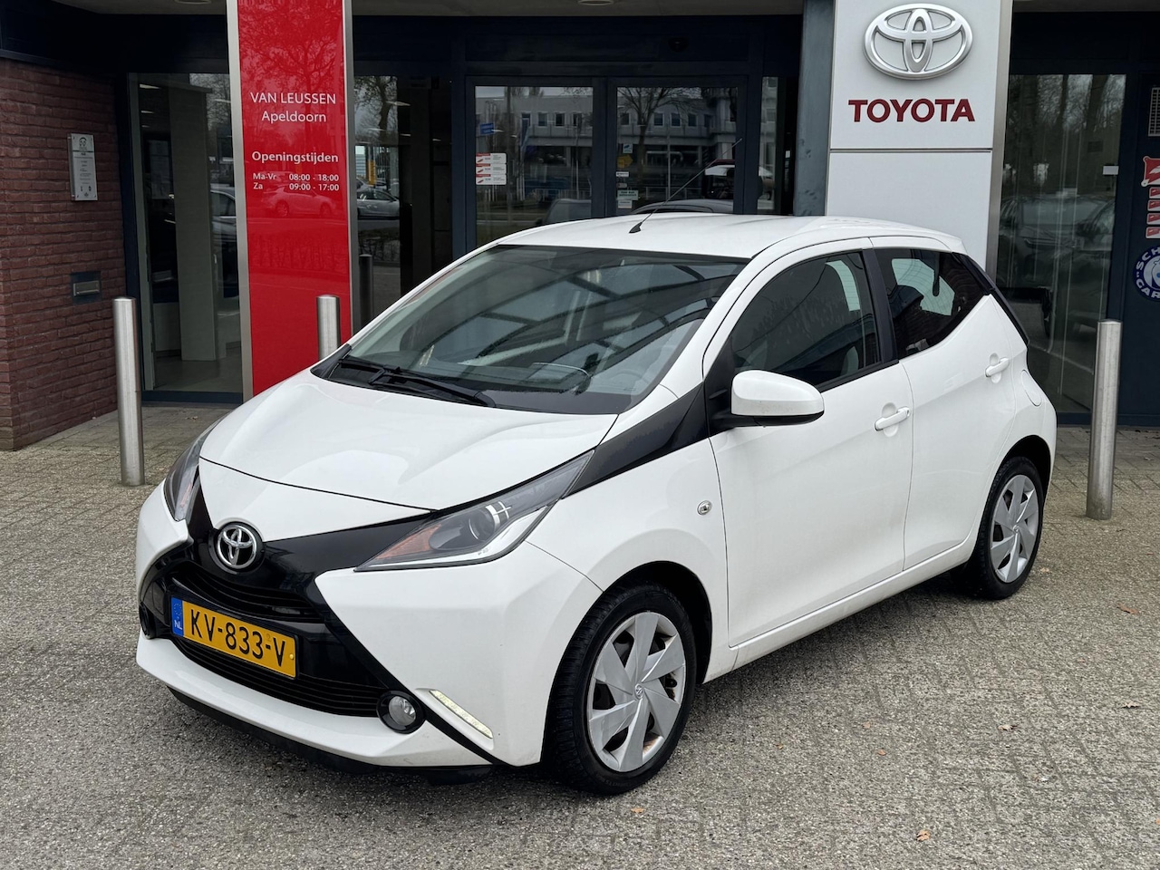 Toyota Aygo - 1.0 VVT-i X-PLAY NAVI 4S-BANDEN AIRCO CAMERA BLUETOOTH EL-RAMEN/SPIEGELS NL-AUTO - AutoWereld.nl