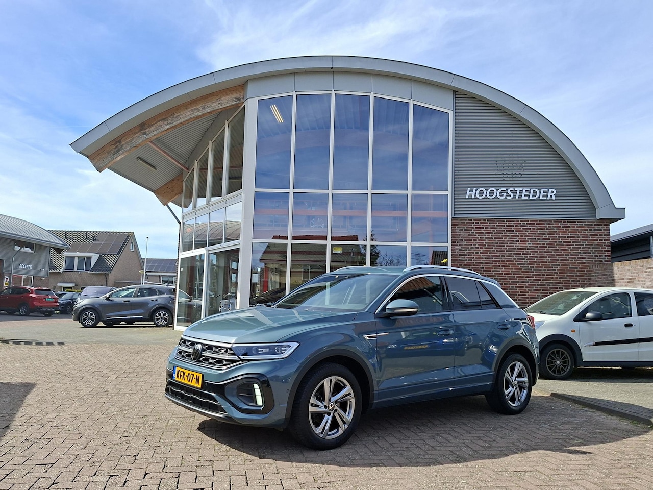 Volkswagen T-Roc - 1.5 TSI R-Line Automaat, Carplay, trekhaak, cruise - AutoWereld.nl