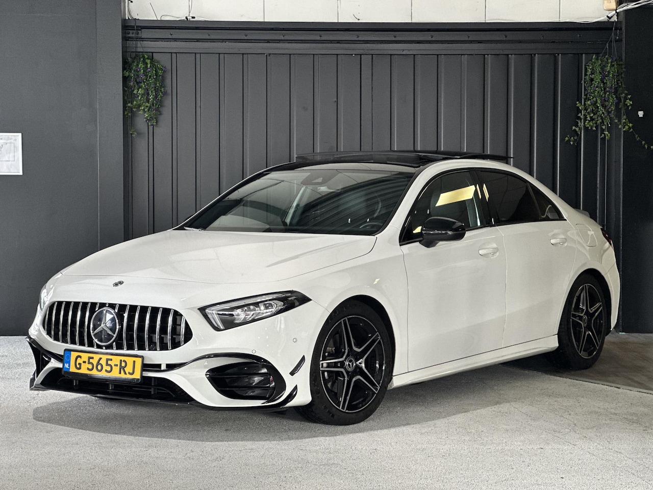 Mercedes-Benz A-klasse - 180 Business Solution AMG | AMG-styling | Panorama-dak | Achteruitrijcamera | Carplay | Cr - AutoWereld.nl