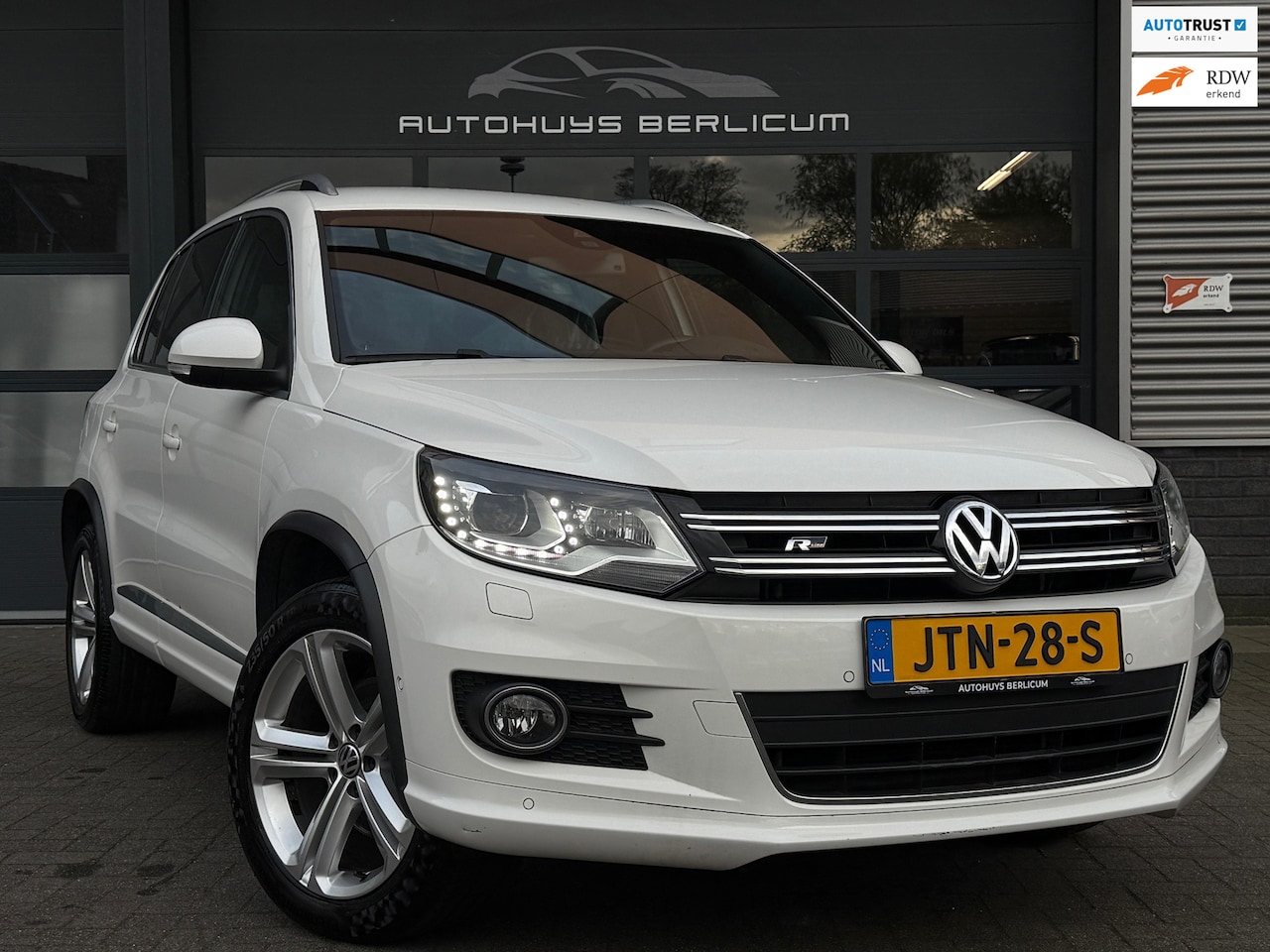 Volkswagen Tiguan - 2.0 TSI Sport&Style 4Motion R Line Trekhaak Stoelverwarming - AutoWereld.nl