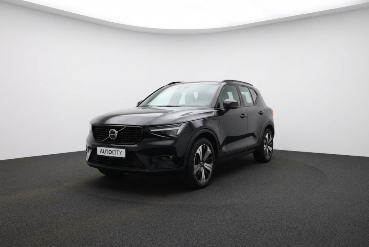 Volvo XC40 - T5 Ultimate Dark Recharge Plug-In Hybrid Pano l Leder l Harman l - AutoWereld.nl