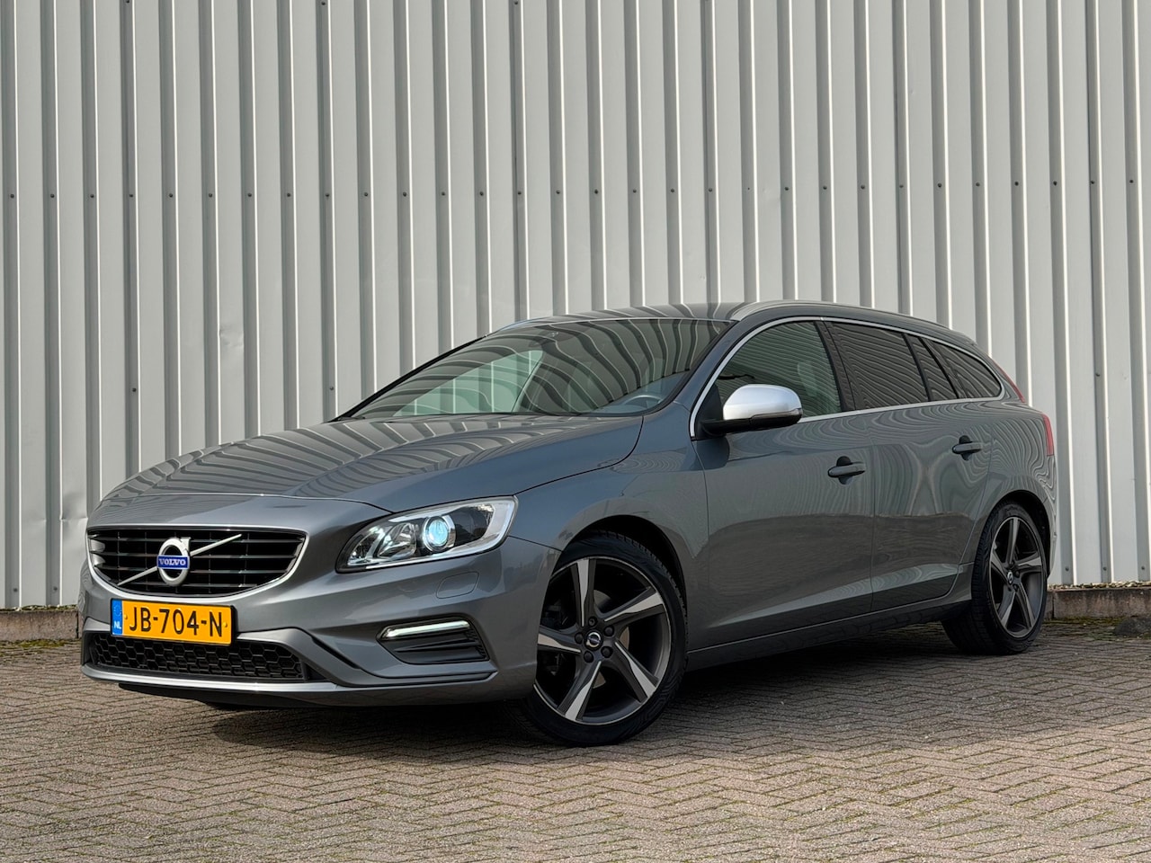Volvo V60 - 1.5 T3 R-Design|Stoelverwarming|Navi|Trekhaak - AutoWereld.nl