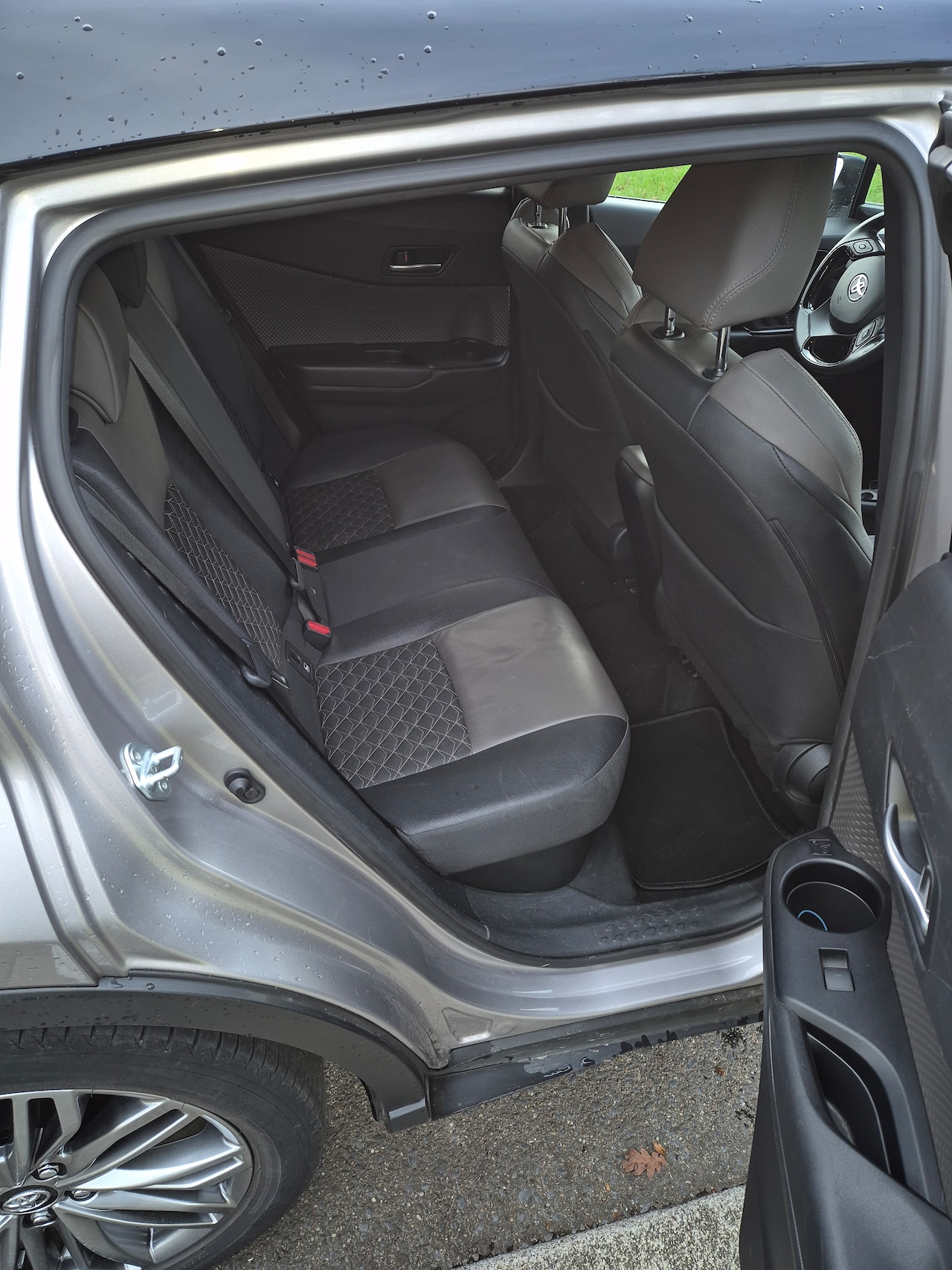 Toyota C-HR - 1.8 Hybrid First Edition Grijs met zwarte dak - AutoWereld.nl