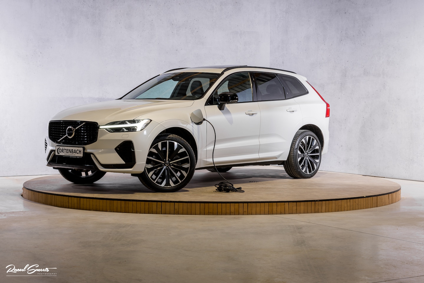 Volvo XC60 - 2.0 T6 Plug-in hybrid AWD Plus Dark Long range | Long Range | Panorama dak | Zwenkbare tre - AutoWereld.nl