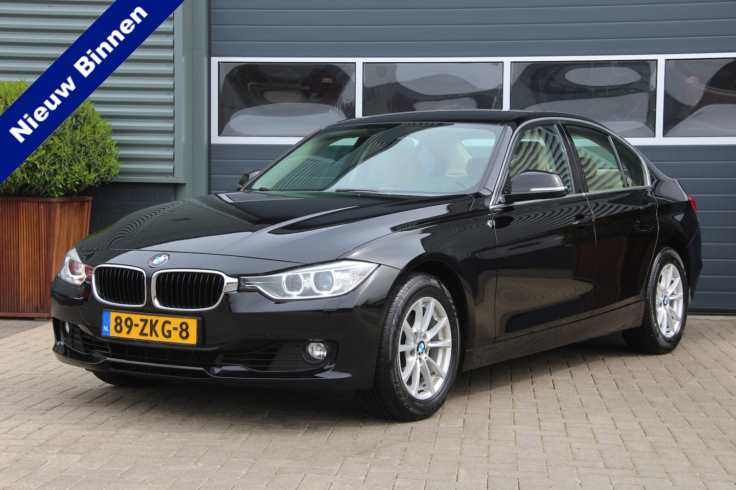 BMW 3-serie - 320i High Executive NL Auto | 2e Eigenaar | Navi | Leder | Airco | Cruise | Bluetooth | LM - AutoWereld.nl