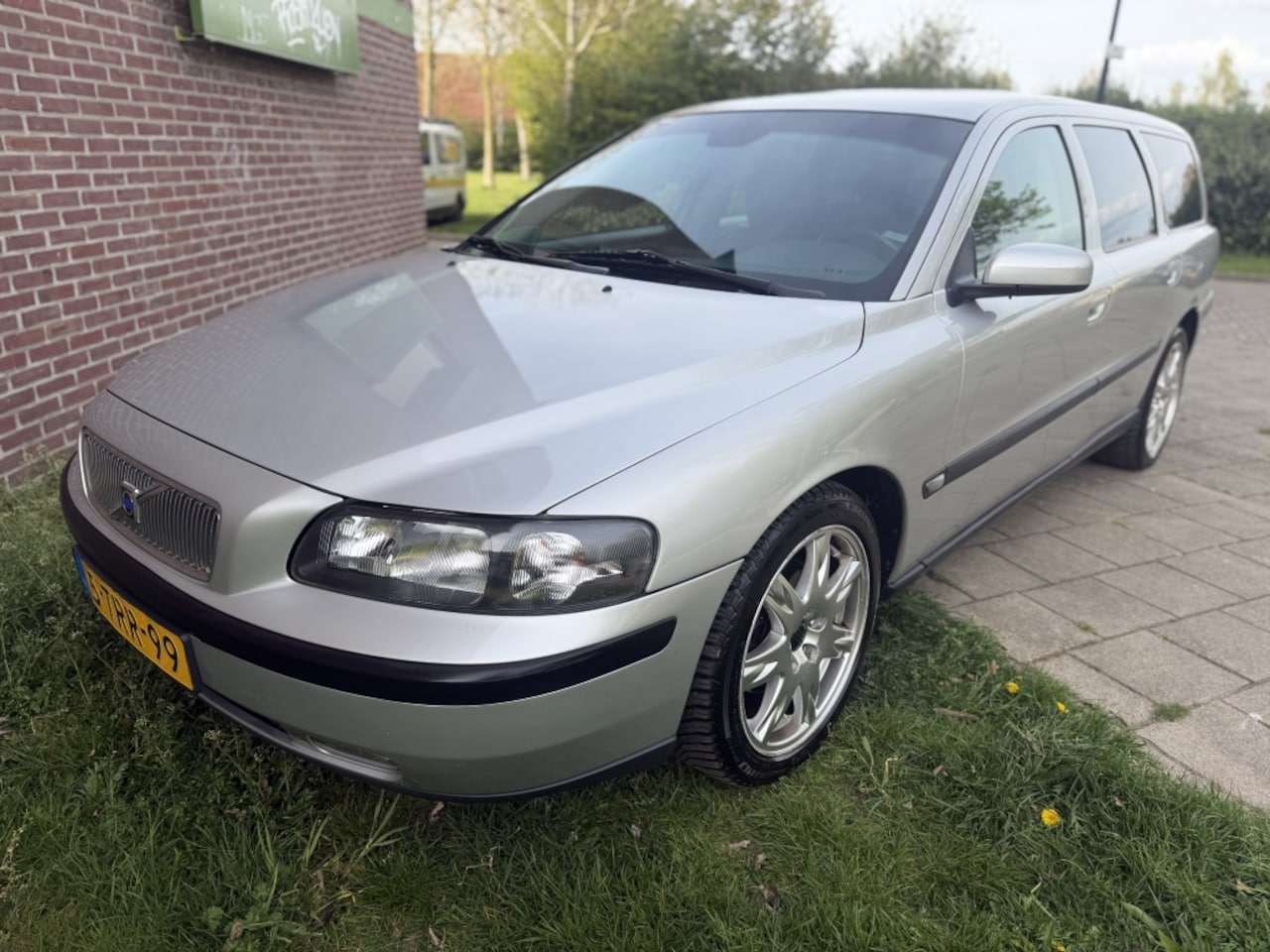 Volvo V70 - 2.4 D5 G-tronic*2003*Ecc|Cruise|Leder|Lmv|T-haak - AutoWereld.nl