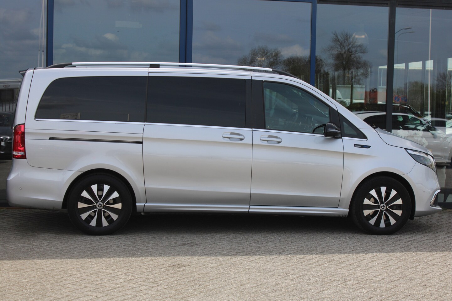Mercedes-Benz EQV - 300 L2 Avantgarde 8-PER 90 kWh EXCL BTW (SOH 91%) LEDER SFEER DISTRONIC BURMESTER 360-CAME - AutoWereld.nl