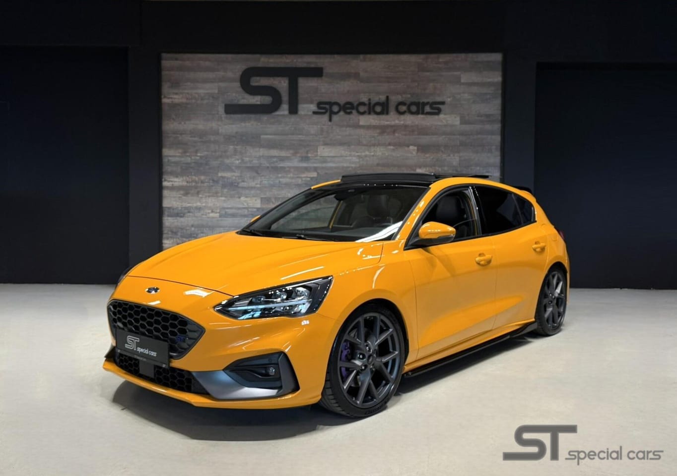 Ford Focus - 2.3 EcoBoost ST-3|Pano|Orange Fury - AutoWereld.nl