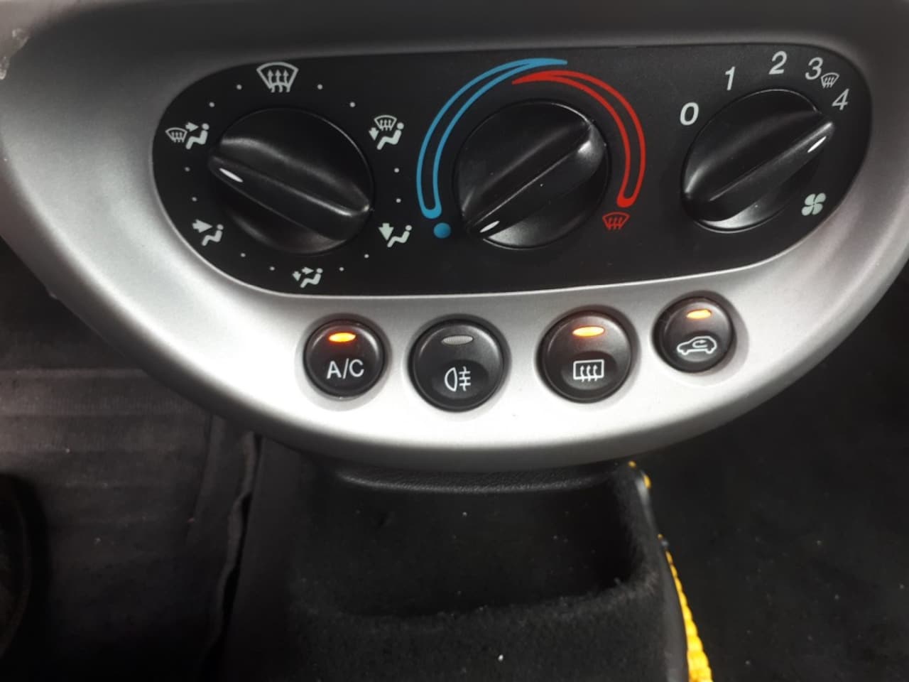 Ford Ka - 1.3 Cool en Sound RADIO CD/AIRCO/ELEC.RAMEN/1E EIGENAAR