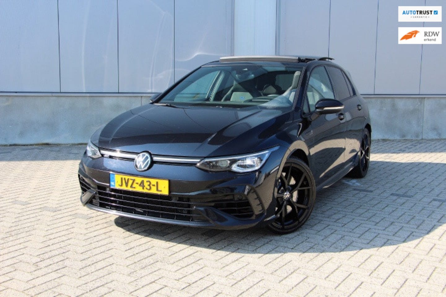 Volkswagen Golf - 8 R 2.0 TSI 320PK 4M PERF AKRA PANO H-UP LEDER H&K - AutoWereld.nl