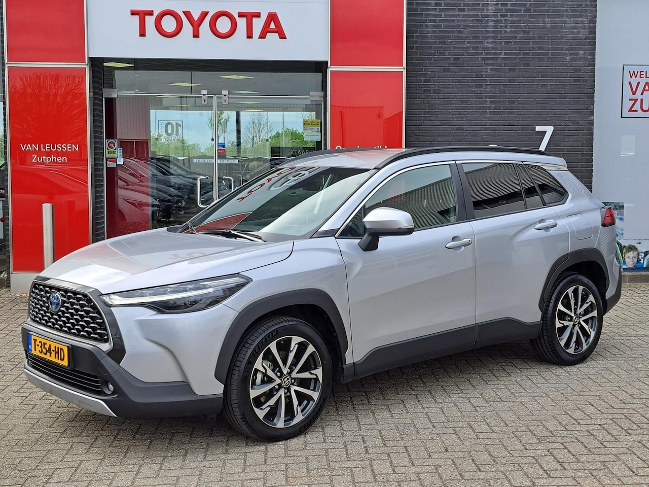 Toyota Corolla Cross - 2.0 High Power Hybrid First Edition BLIND SPOT KEYLESS ENTRY LED APPLE CAR PLAY & ANDROID - AutoWereld.nl