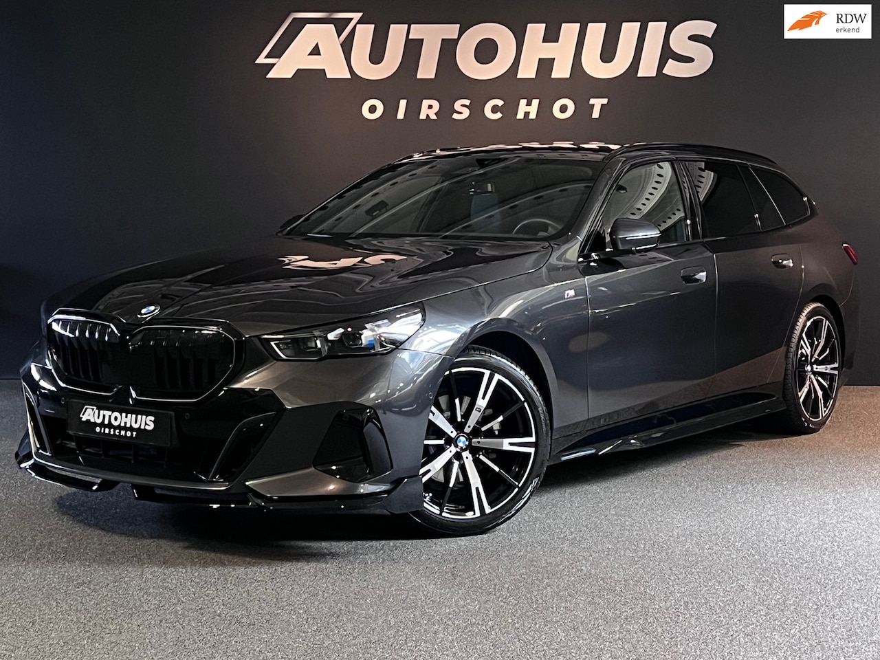 BMW 5-serie Touring - 520i High Executive Edition M Trekhaak/ Stuurverwarming/ H&K/ 20"/ Glazendak/ Memoryseats/ - AutoWereld.nl