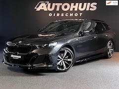 BMW 5-serie Touring - 520i High Executive Edition M Trekhaak/ Stuurverwarming/ H&K/ 20"/ Glazendak/ Memoryseats/