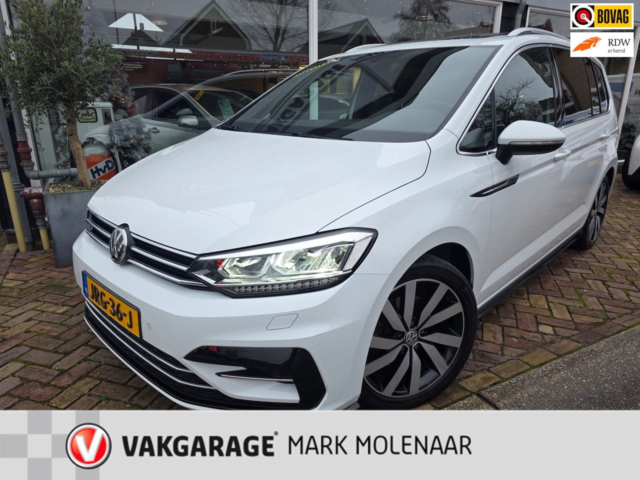 Volkswagen Touran - 1.5 TSI Highline Business R 7p 1.5 TSI Highline Business R 7p,panorama,automaat,schitterende auto - AutoWereld.nl