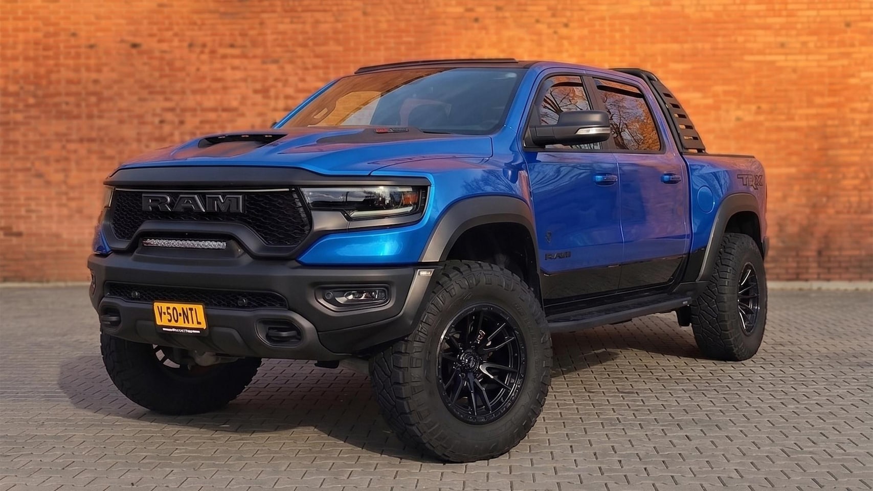 Dodge Ram 1500 - 6.2 V8 4x4 Crew Cab TRX LVL2 PANO - AutoWereld.nl