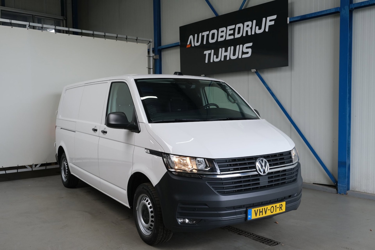 Volkswagen Transporter - 2.0 TDI L2H1 150PK 28 Automaat - N.A.P. Airco, Cruise, Navi, PDC. - AutoWereld.nl