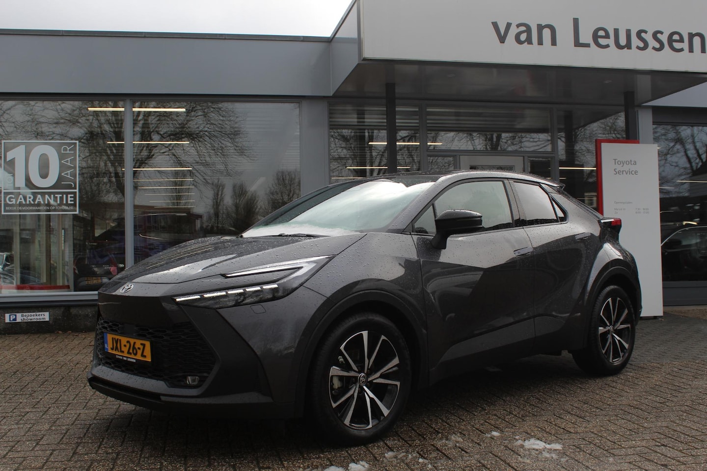 Toyota C-HR - 1.8 HYBRID 140 FIRST EDITION STUUR/STOEL&WISSERVERW. LED SENSOREN V+A NAVI DODEHOEKDETECTI - AutoWereld.nl
