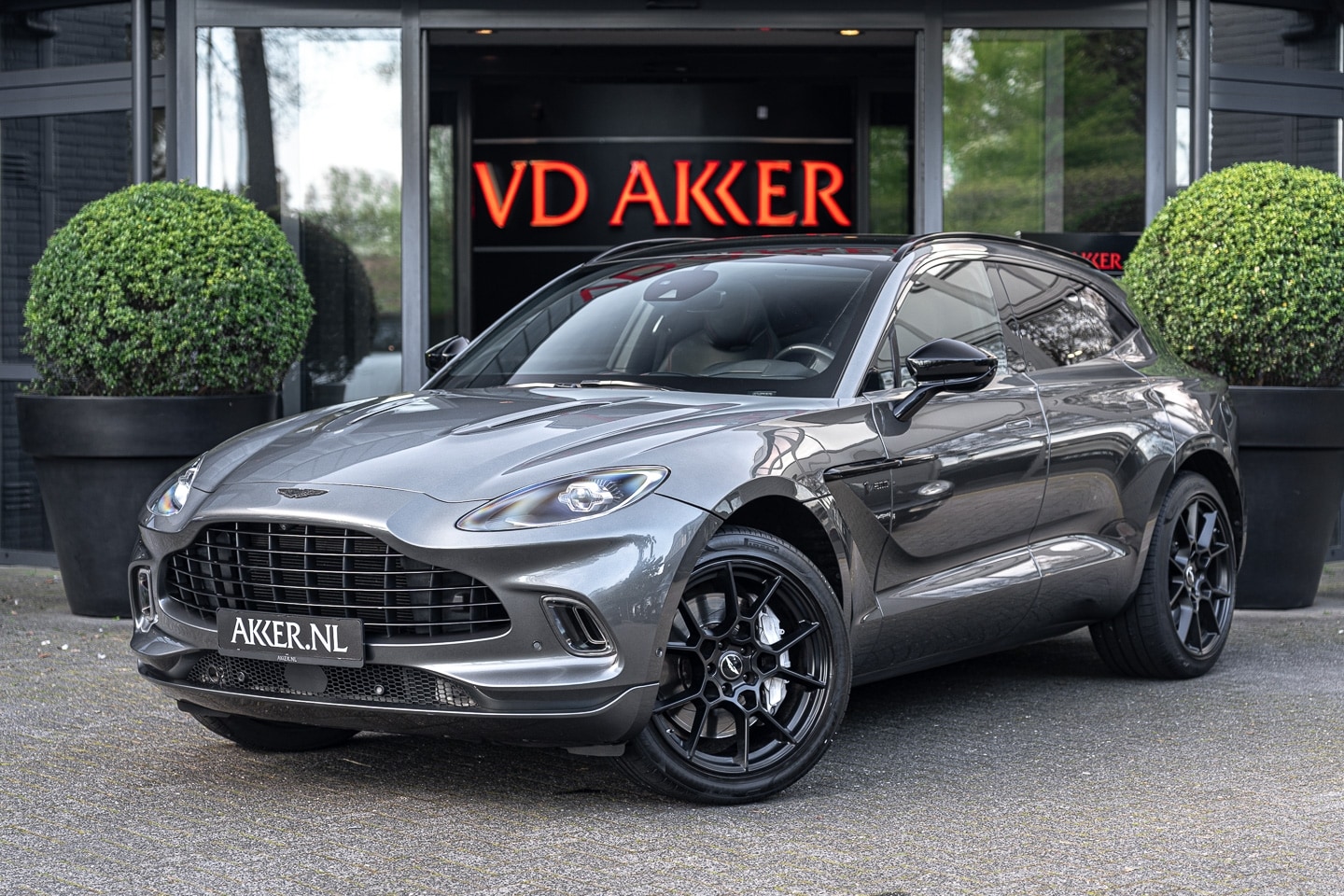 Aston Martin DBX - V8 1/500 | Pano.dak | 360° Camera | 4x Stoelventilatie | NP.297k - AutoWereld.nl