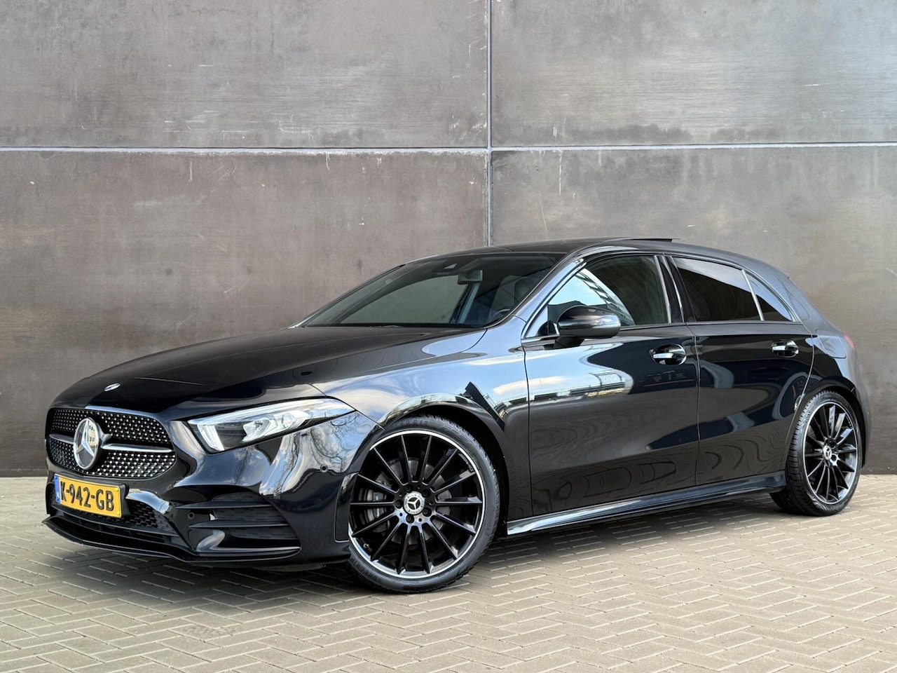 Mercedes-Benz A-klasse - 200 Premium Plus | AMG-pakket | Pano-dak | Widescreen | Ambi light | sportstoelen | 19 inc - AutoWereld.nl