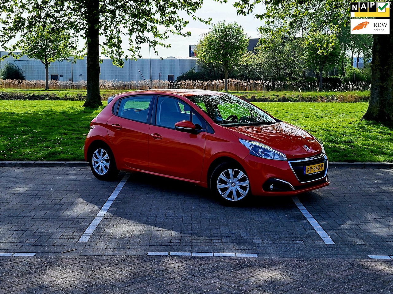 Peugeot 208 - 1.2 PureTech Blue Lion / Airco / Navi / Cruise control / Nieuwe Apk - AutoWereld.nl
