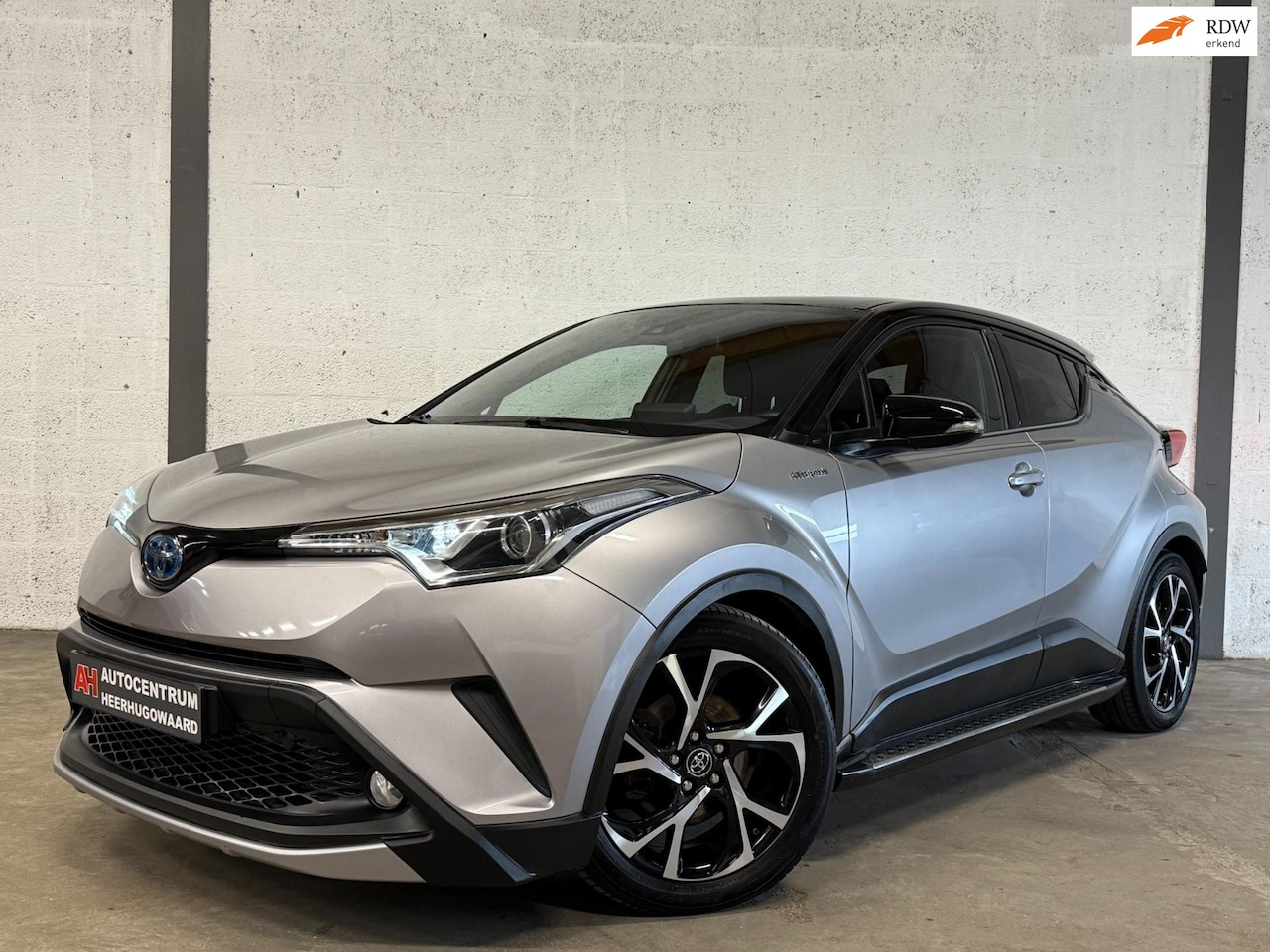 Toyota C-HR - 1.8 Hybrid Bi-Tone Plus Navi|Clima|Cruise|Camera|Trekhaak !! - AutoWereld.nl
