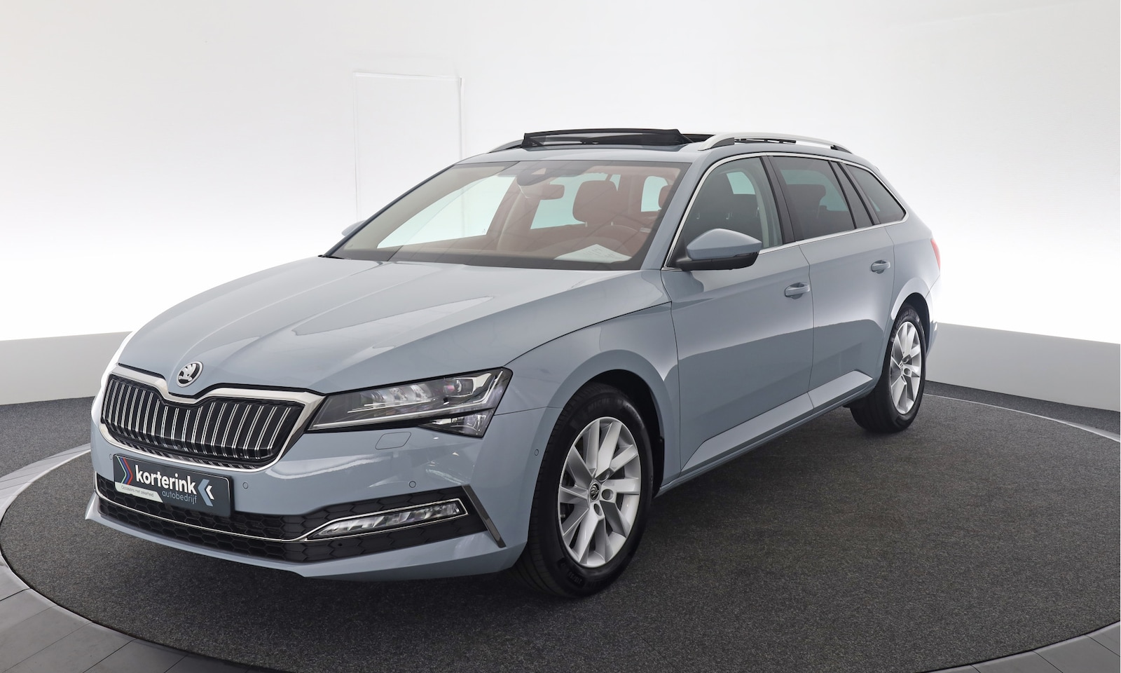 Skoda Superb Combi - 1.4 TSI iV Business Edition Plus 1.4 TSI iV Business Edition Plus - AutoWereld.nl