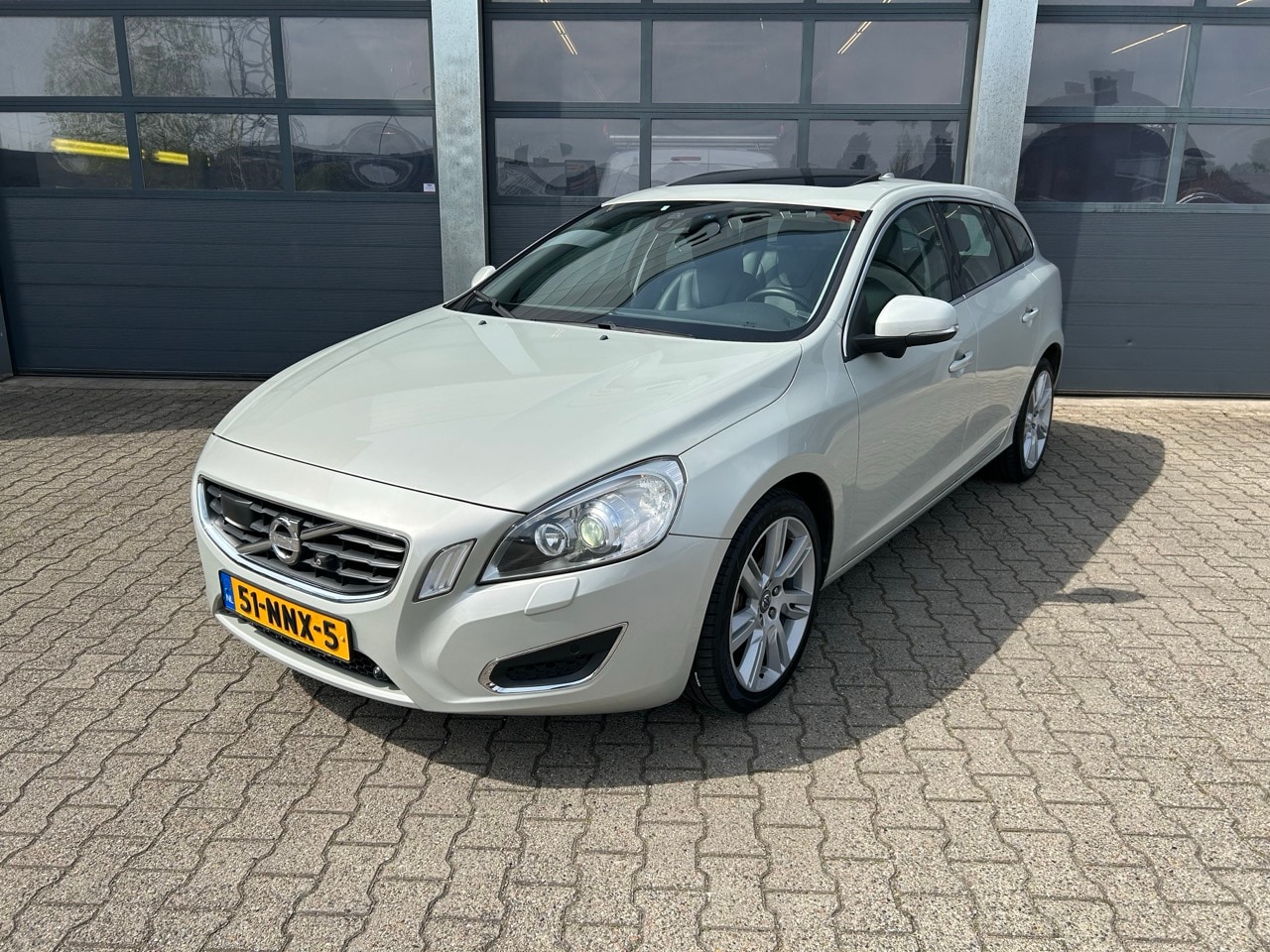 Volvo V60 - 2.0T Summum 2.0T 203pk Summum - AutoWereld.nl