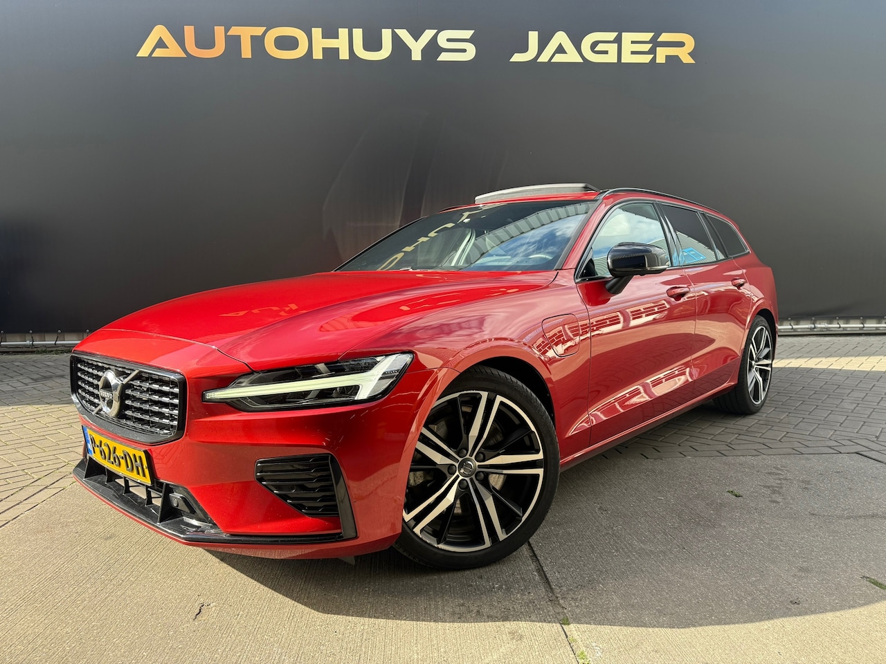 Volvo V60 - 2.0 T6 Recharge AWD R-Design Pano Memory 360 Leder Carplay Trekhaak H&K - AutoWereld.nl