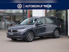 Volkswagen Tiguan - 1.4 TSI eHybrid Life wegklapbare trekhaak achteruitrijcamera dealeronderhouden ACC digital