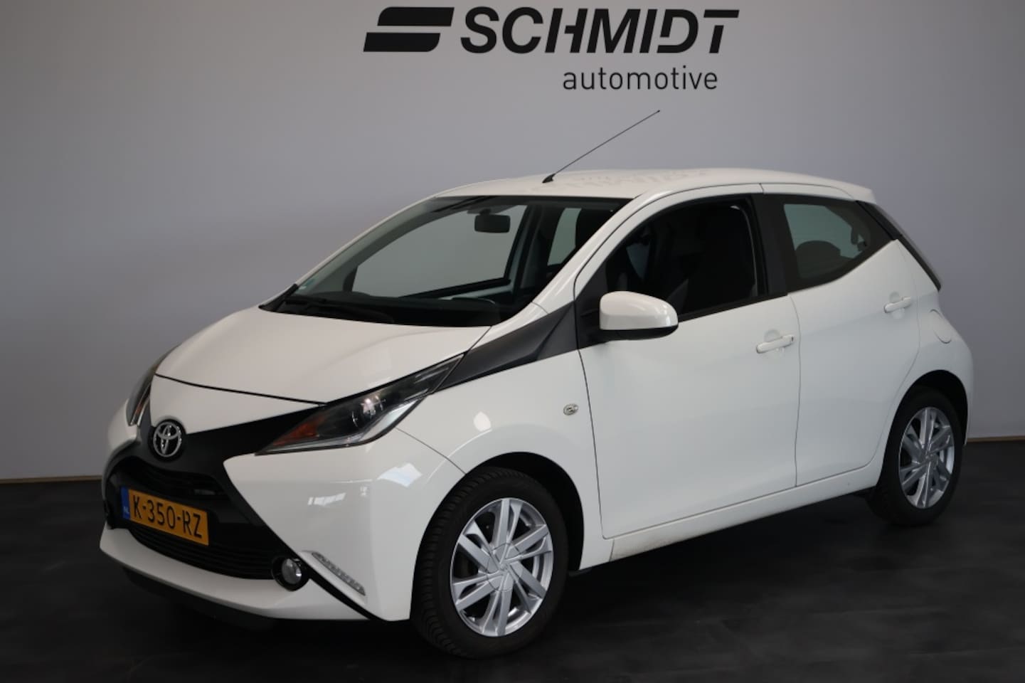 Toyota Aygo - 1.0 VVT-i x-play 5D | Airco | Bluetooth | Camera - AutoWereld.nl