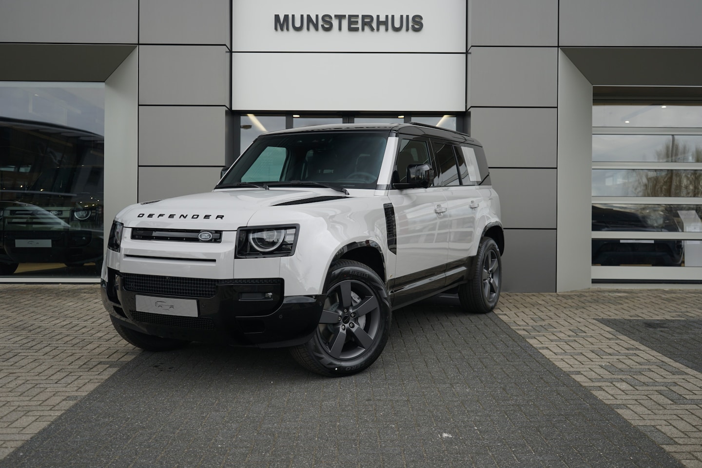 Land Rover Defender 110 - P300e 110 Dynamic SE Edition | Schuif/Kantel Dak | Cold Climate Pack | Elektrische Trekhaa - AutoWereld.nl