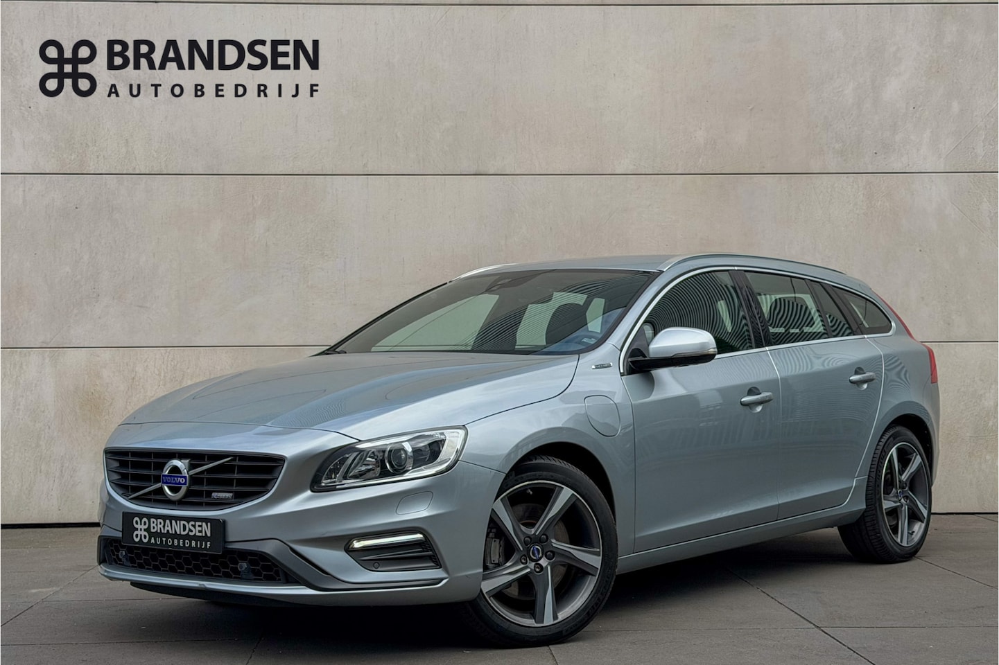 Volvo V60 - 2.4 D6 AWD Plug-In Hybrid R-Design Navi-Keyless-18" - AutoWereld.nl