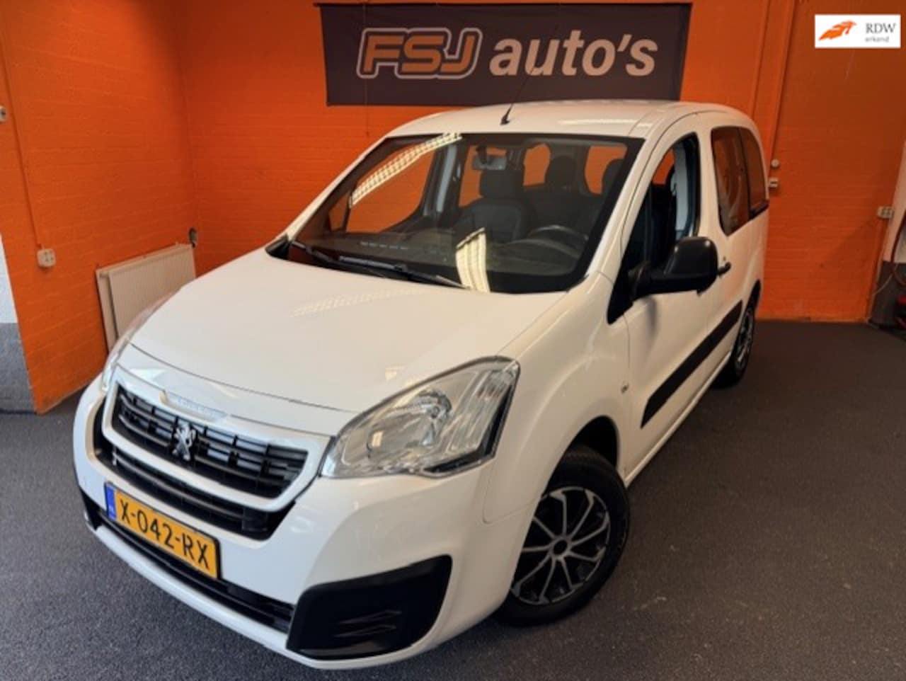 Peugeot Partner Tepee - 1.2 PureTech Active / Airco / Cruise / PDC - AutoWereld.nl