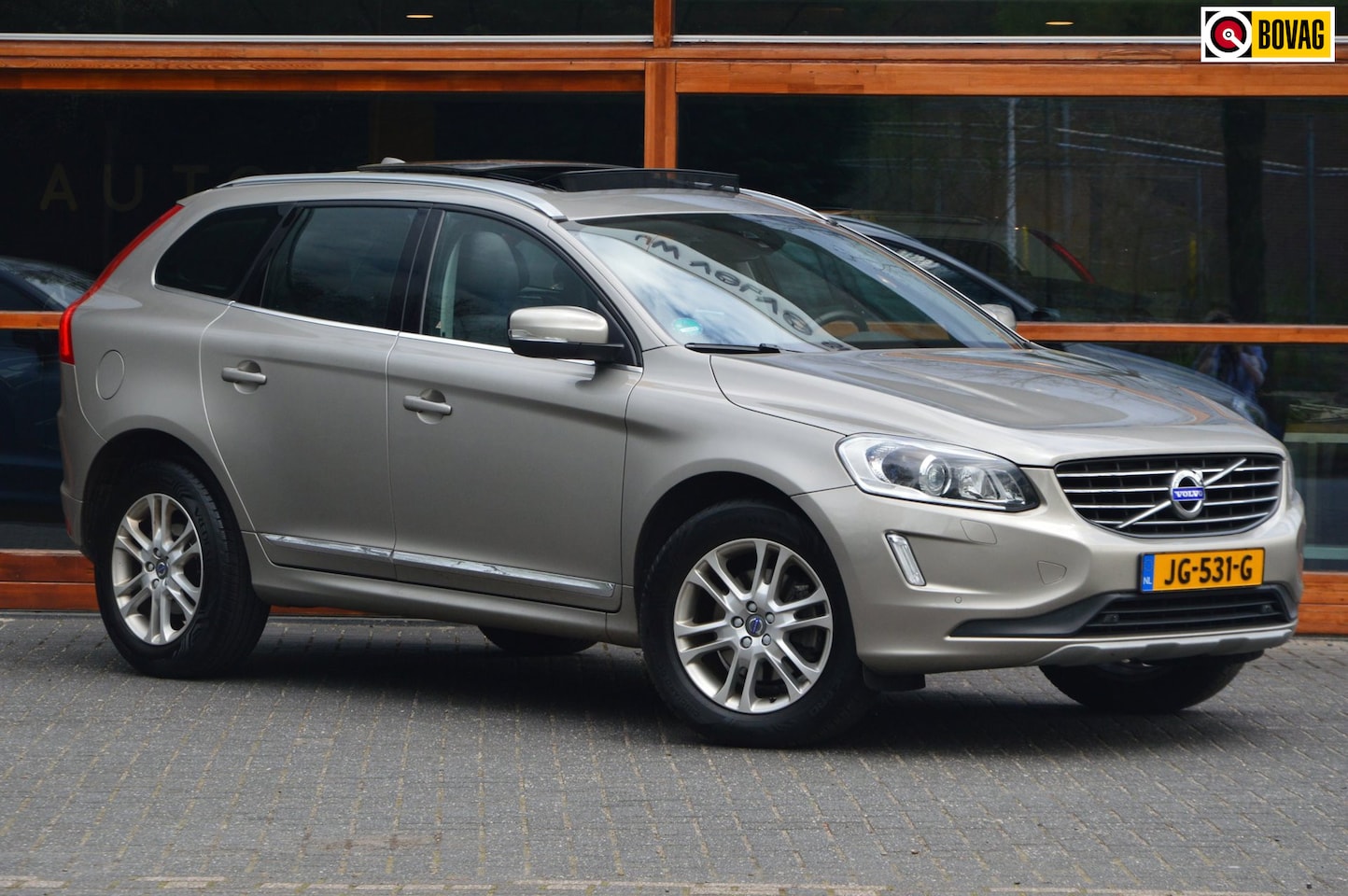 Volvo XC60 - T5 Inscription | Panoramadak | Trekhaak | Camera | BLIS | Stoelverwarming | Leer | Elektri - AutoWereld.nl