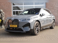 BMW iX - M60 High Executive 112 kWh | B&W Diamond | Trekhaak | Service Incl. 2029 | Storm Bay
