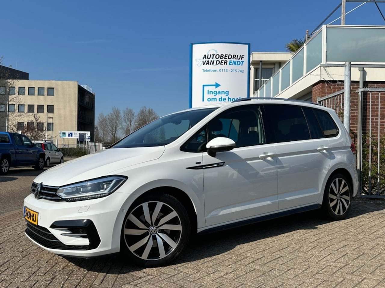 Volkswagen Touran - 1.4 TSI Highline Edition R 7 persoons  R-line  LED  Camera  Trekhaak - AutoWereld.nl