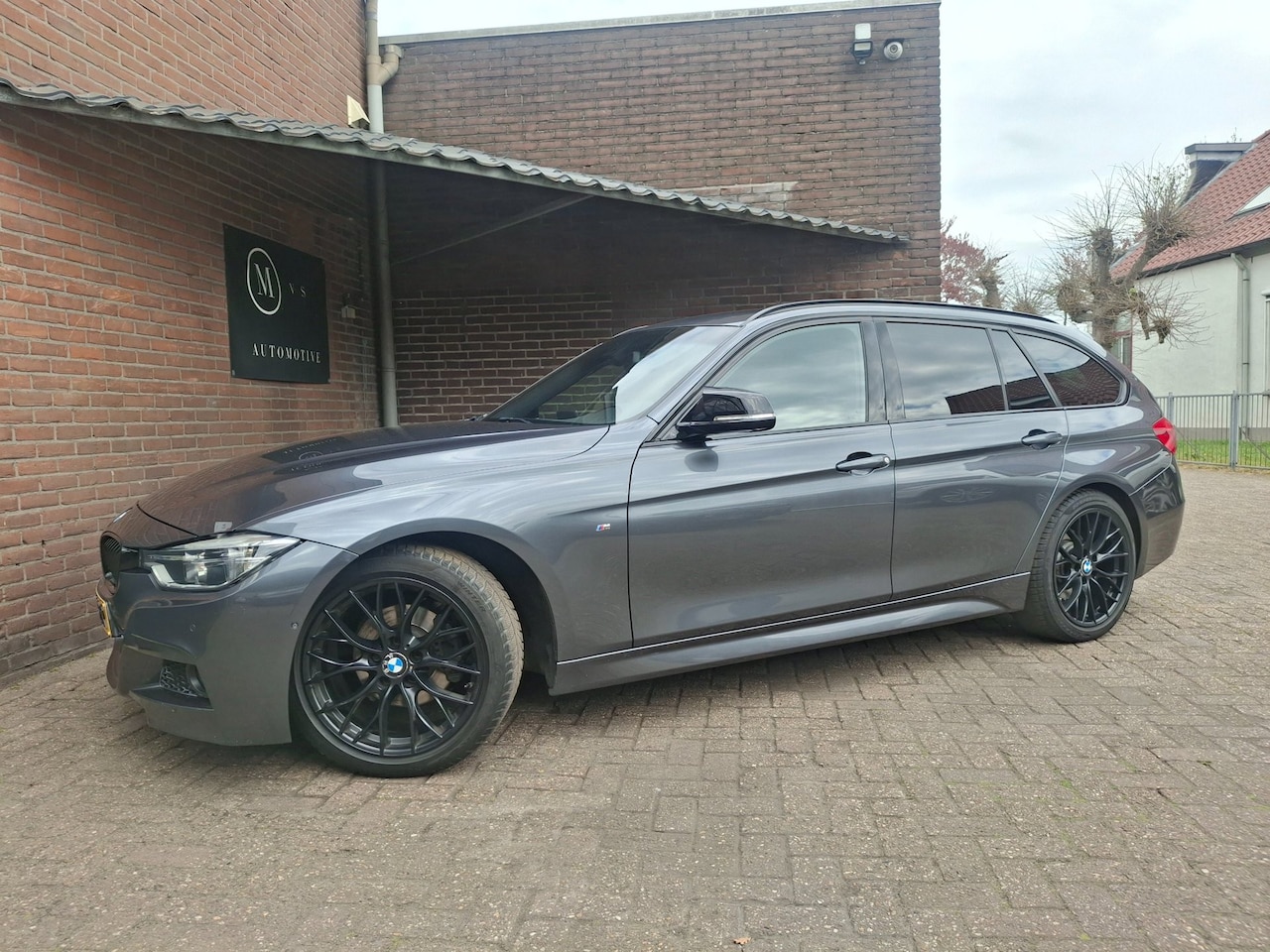 BMW 3-serie Touring - 320i M Sport Edition 184PK Auto. Apple Carplay / Navigatie / Keyles Entree / Surround View - AutoWereld.nl