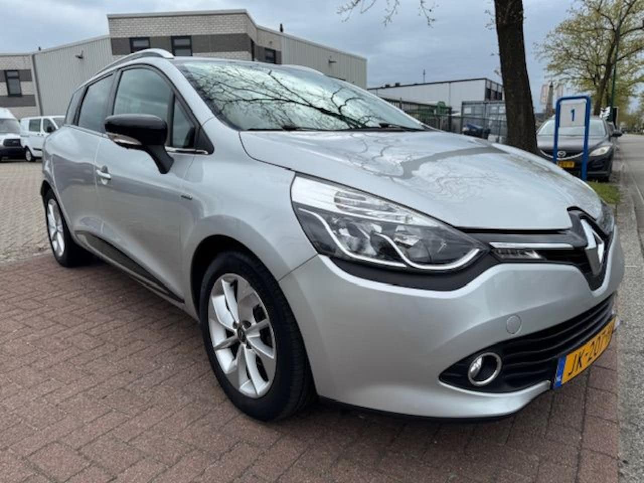 Renault Clio Estate - 0.9 TCe Limited Airco/ECC,Cruisecontrol,Navigatie Nette Auto - AutoWereld.nl