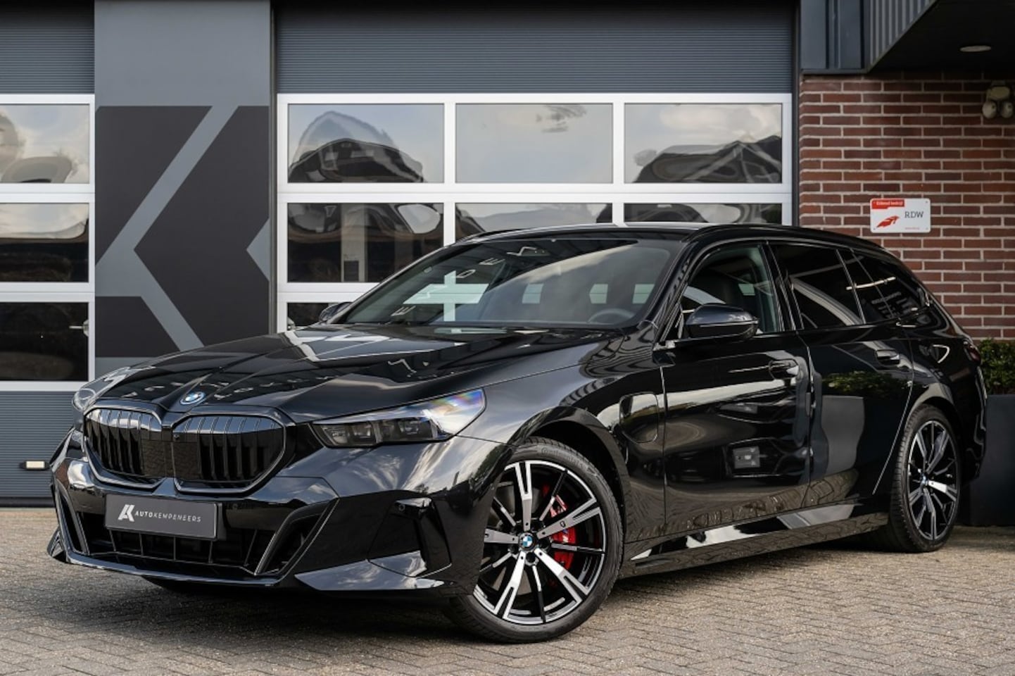 BMW 5-serie Touring - 550e xDrive M Sport Pro | Panorama | Harman/Kardon | Driving Ass. Plus | Trekhaak | 4-Wiel - AutoWereld.nl