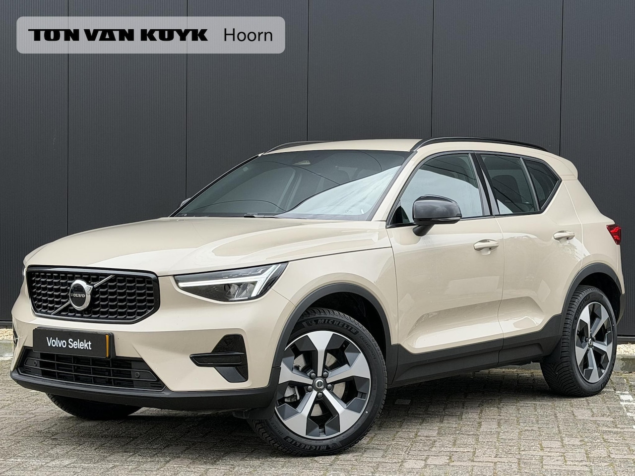 Volvo XC40 - 2.0 B4 Plus Dark Elektr. stoelverstelling / Harman Kardon Audio / Trekhaak / 19" All seaso - AutoWereld.nl