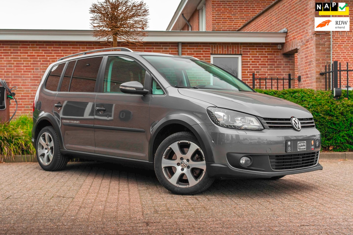 Volkswagen Touran Cross - 1.4 TSI 170 PK Aut. Pano Trekhaak Clima Cruise Xenon Camera 17'' - AutoWereld.nl
