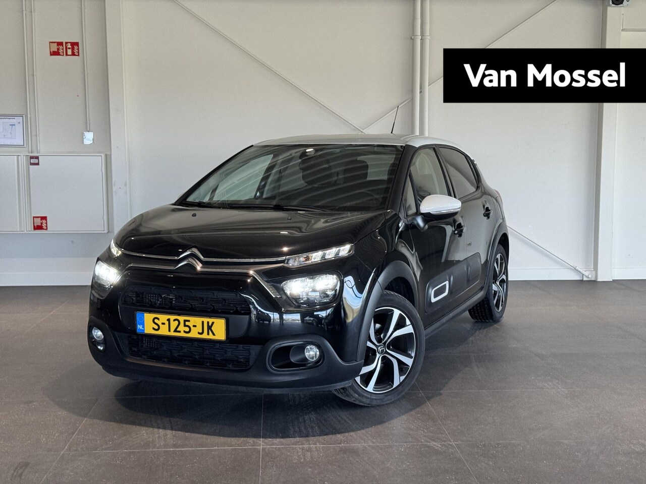 Citroën C3 - 1.2 PureTech Shine | Camera | Navigatie | Climate control | 17" Lichtmetalen velgen - AutoWereld.nl