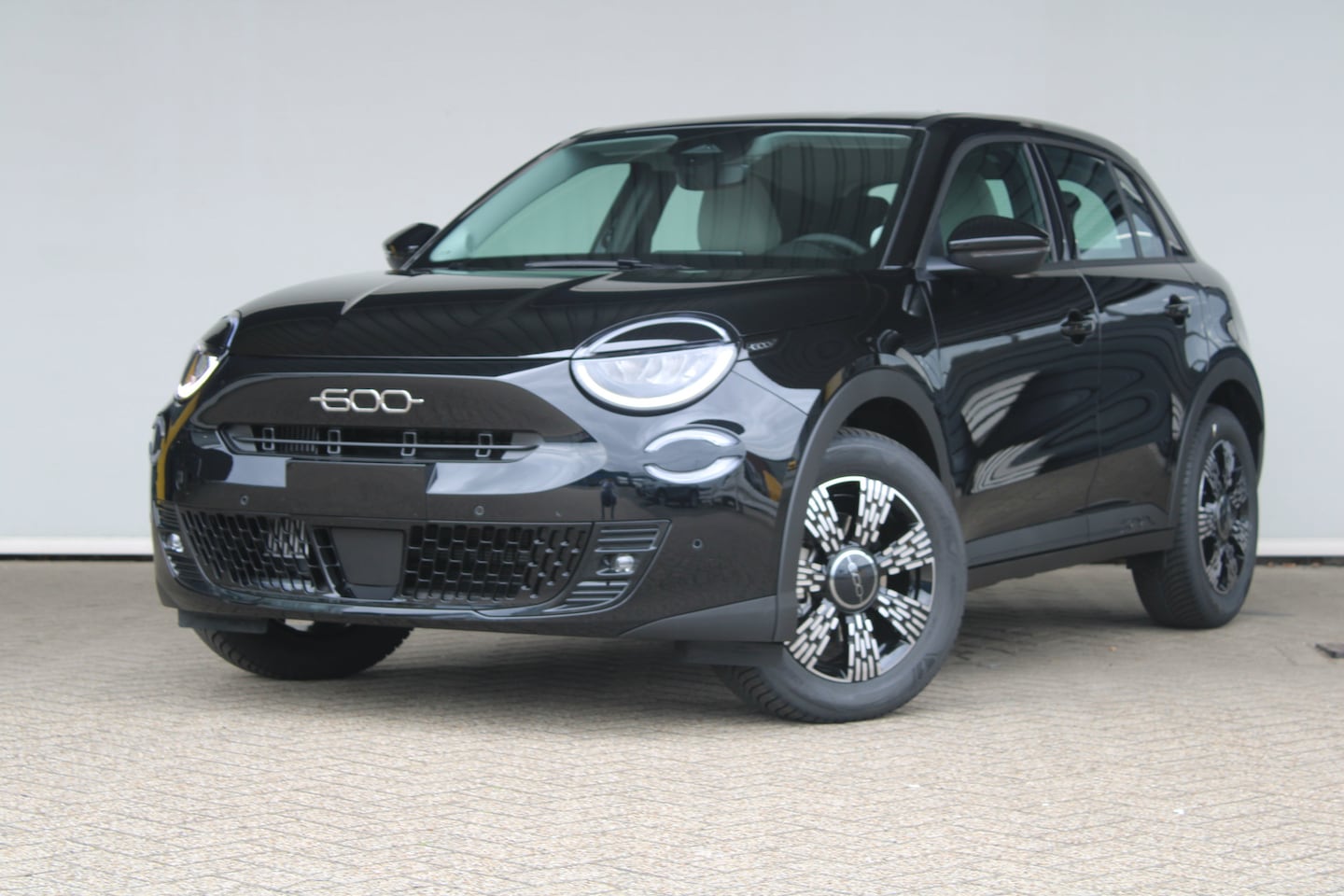 Fiat 600 - ICON | 8 Jaar garantie | Camera | Winter pack | Navigatie | Premium audio | Cruise control - AutoWereld.nl