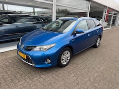 Toyota Auris Touring Sports - 1.8 Hybrid Aspiration | 2e eigenaar | Automaat | Trekhaak | Airco | Navigatie | Cruise con