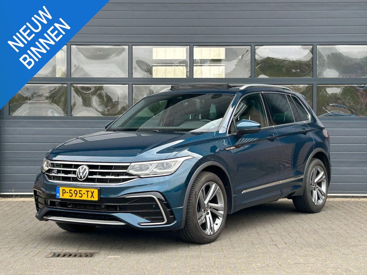 Volkswagen Tiguan - 1.5 TSI R-LINE BUSINESS+ I AUTOMAAT I TREKHAAK I P-CAMERA I SCHUIF/KANTELDAK I ADAPTIVE CR - AutoWereld.nl