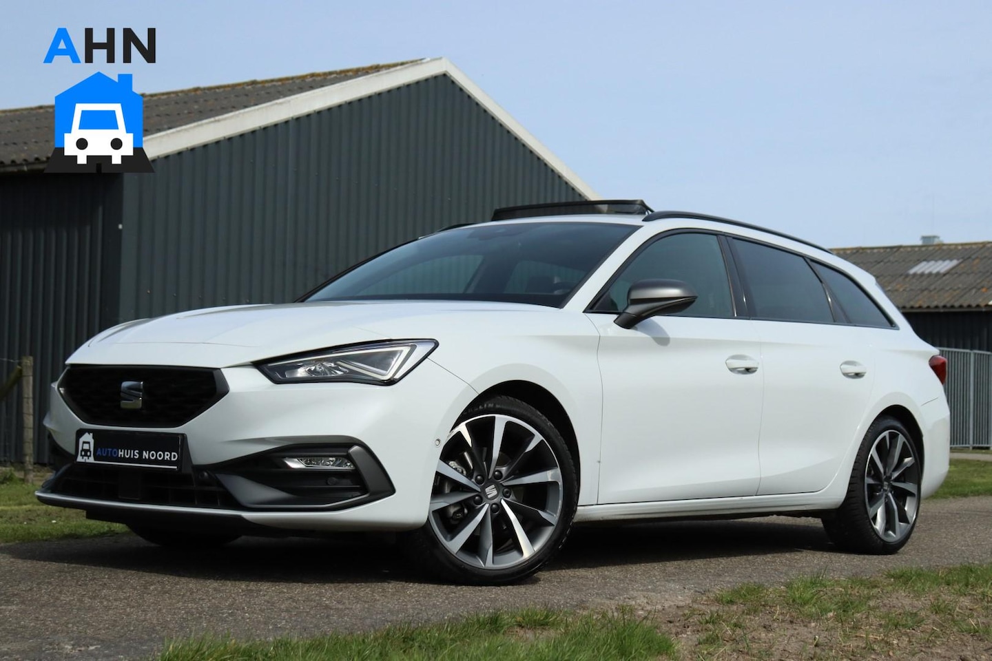 SEAT Leon Sportstourer - 1.5 eTSI FR / DSG / Pano / ACC / Camera / 18"! - AutoWereld.nl