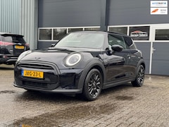 MINI Cooper - 1.5 Essential 19.466 km. Stijlvol en sportief, met luxe lederen bekleding, Apple CarPlay e